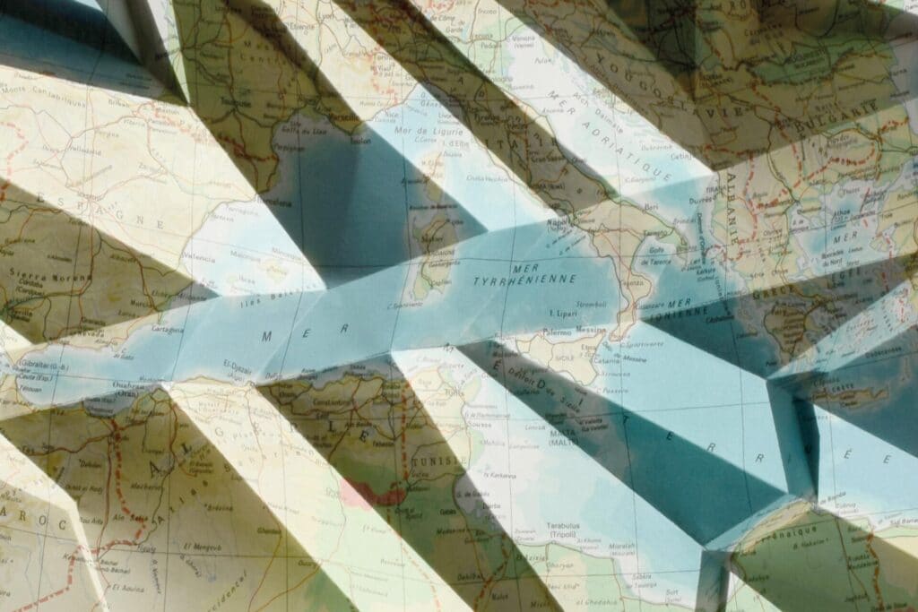 Carte du monde plié avec la technique origami. Oeuvre de Jean-François Roy